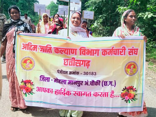 13 माह से नहीं मिला वेतन, आश्रम-छात्रावास के कर्मचारी कर्ज में डूबे, बोले-अब आंदोलन ही आखिरी विकल्प