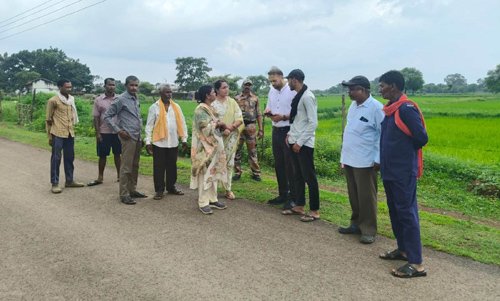 कलेक्टर ने ग्राम बोईरडीह में खेतों में पहुंचकर डिजिटल फसल सर्वेक्षण के कार्य का किया निरीक्षण