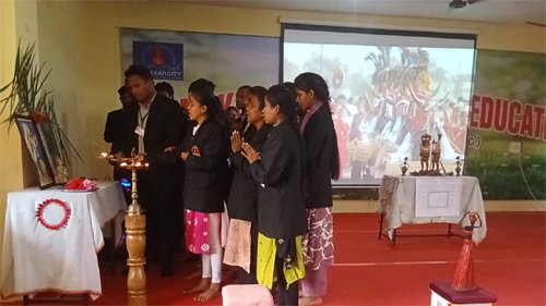 संस्कार सिटी कॉलेज में विश्व आदिवासी दिवस पर संगोष्ठी व राखी प्रतियोगिता