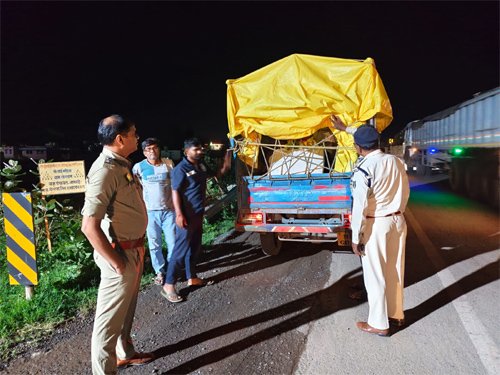 रात्रि में एमसीपी लगाकर पुलिस ने की सघन वाहन चेकिंग, 69 प्रकरणों में वसूला 32,600 रुपये जुर्माना