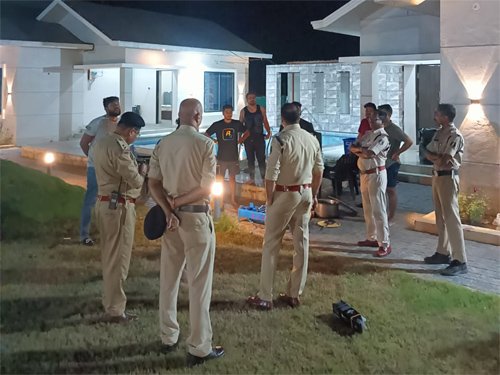 मनगटा वन चेतना क्षेत्र स्थित रिसॉर्ट का आकस्मिक निरीक्षण, नियम तोड़ने वालों पर कार्रवाई