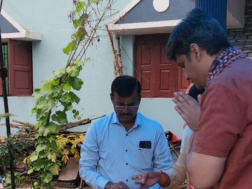 शोक संतप्त परिवारों से मिले पूर्व सांसद अभिषेक सिंह