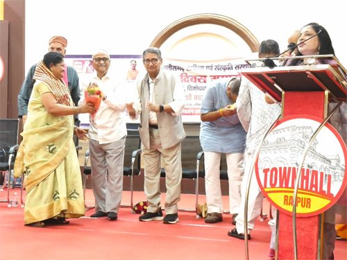 हिंदी दिवस पर आभा श्रीवास्तव को मिला सम्मान, साहित्य में उल्लेखनीय योगदान के लिए सराहा गया