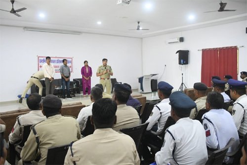 87 पुलिसकर्मियों को रेडक्रॉस सोसायटी ने सिखाई आपात स्थिति में मदद की तकनीक