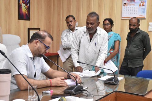 कलेक्टर ने जनदर्शन में पहुंचे जनसामान्य की सुनी शिकायत एवं समस्याएं