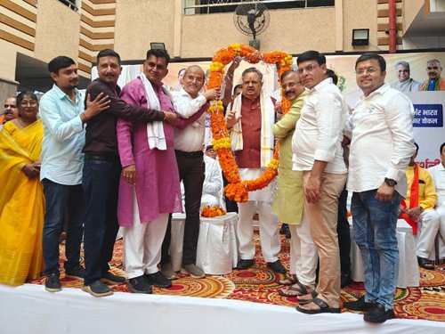 प्रबुद्धजन सम्मेलन में विशिष्ट व्यक्तित्व का सम्मान किया गया