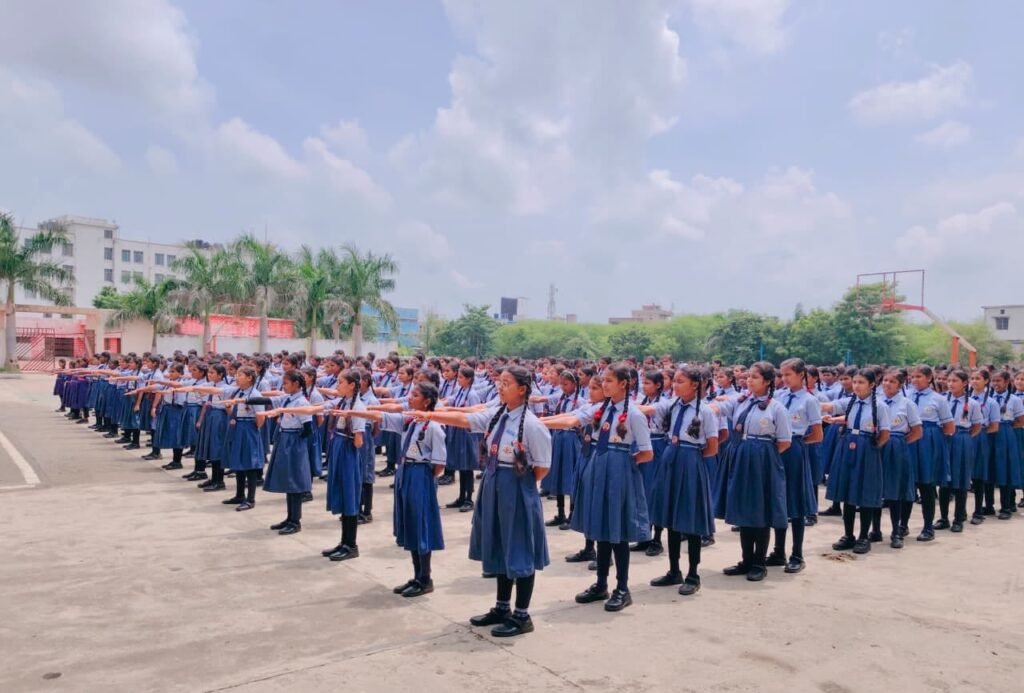 स्वच्छता अपनाने विद्यार्थियों ने ली शपथ, मानव श्रृंखला बनाकर दिया स्वच्छता का संदेश