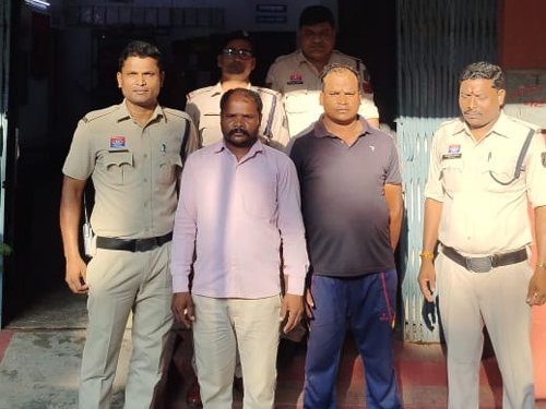 पशु तस्करी का खुलासा : 5 तस्कर पकड़े गए, 2 वाहन और 9 मवेशी जब्त