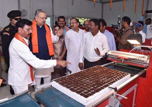 विधानसभा अध्यक्ष ने शासकीय उद्यान रोपणी पेण्ड्री में ऑटोमेटिक वेजीटेबल सीडलिंग यूनिट का किया अवलोकन