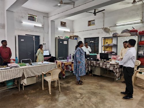 कलेक्टर तुलिका प्रजापति ने महिला बाल विकास व कृषि विभाग का किया औचक निरीक्षण