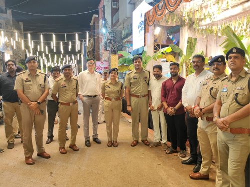 गणेश विसर्जन झांकी से पहले पुलिस का फ्लैग मार्च, एसपी ने लिया तैयारियों का जायजा