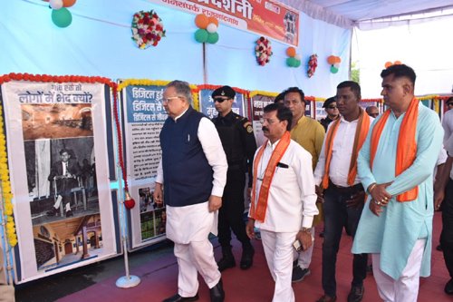 विधानसभा अध्यक्ष ने प्रधानमंत्री के जीवन पर आधारित जनसंपर्क विभाग की फोटो प्रदर्शनी का किया अवलोकन