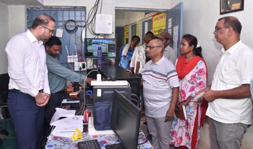 कलेक्टर ने धान खरीदी केन्द्र भानपुरी का किया आकस्मिक निरीक्षण
