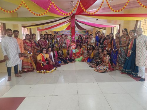 संस्कार सिटी कॉलेज में गरबा महोत्सव, मां अंबे की आरती के साथ हुई शुरुआत