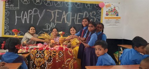 शासकीय प्राथमिक शाला बागतराई में बच्चों ने शिक्षक दिवस पर किया गुरुओं का सम्मान