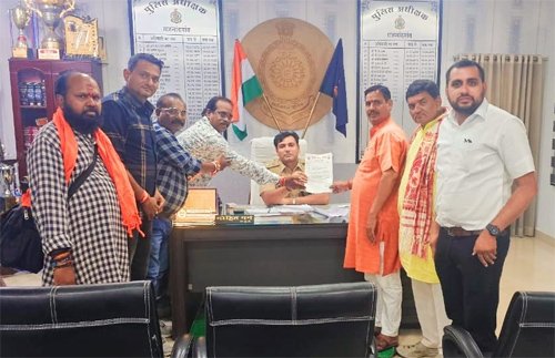 नशे की खुली बिक्री पर रोक लगाने और पारंपरिक गरबा आयोजन की मांग को लेकर विहिप-बजरंग दल ने एसपी को सौंपा ज्ञापन