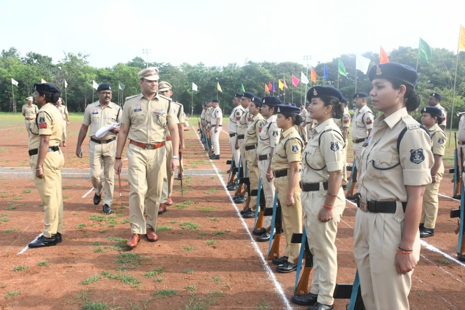 वार्षिक निरीक्षण परेड में शामिल हुए एसपी मोहित गर्ग, पुलिस जवानों को दी सलामी