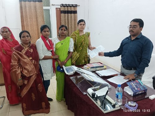 राशन दुकान पर पुरुषों का कब्जा, चावल तस्करी से महिलाओं में आक्रोश