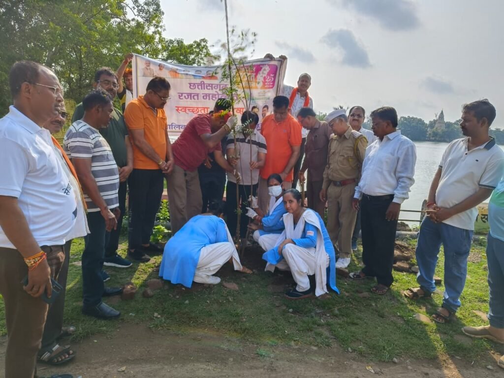 संत निरंकारी मंडल ने निभाई स्वच्छता की जिम्मेदारी, त्रिवेणी परिसर व झुलेलाल घाट पर किया श्रमदान