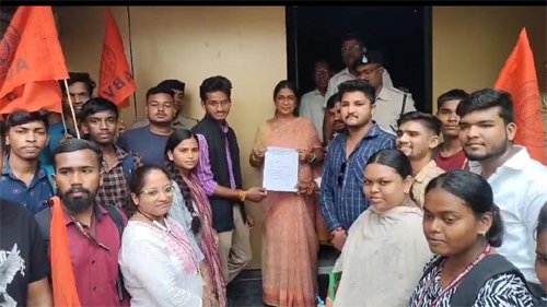 प्राचार्य कार्यालय का अभाविप ने किया घेराव, मांगों को लेकर सौंपा मांगपत्र