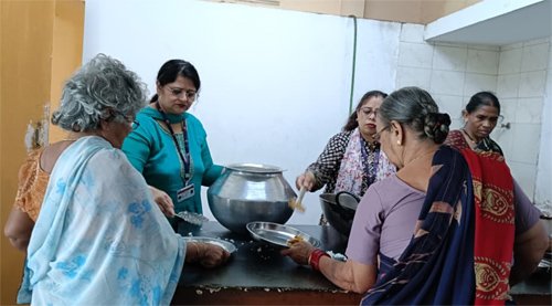 पितृपक्ष की शुरुआत पर वृद्धाश्रम पहुंचकर की सेवा, बुजुर्गों को बांटा भोजन और सामग्री