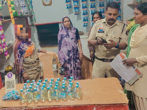 34 पौवा देशी शराब, बिक्री रकम के साथ महिला गिरफ्तार