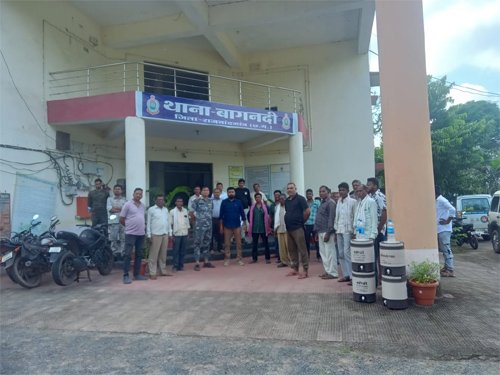 अवैध शराब के खिलाफ मुहिम चला रहे जनपद सदस्य व उनकी पत्नी पर हमला