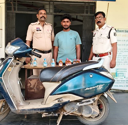 डोंगरगढ़ में शराब तस्कर चढ़ा पुलिस के हत्थे, स्कूटी की डिक्की से 17 पाव देशी शराब जब्त