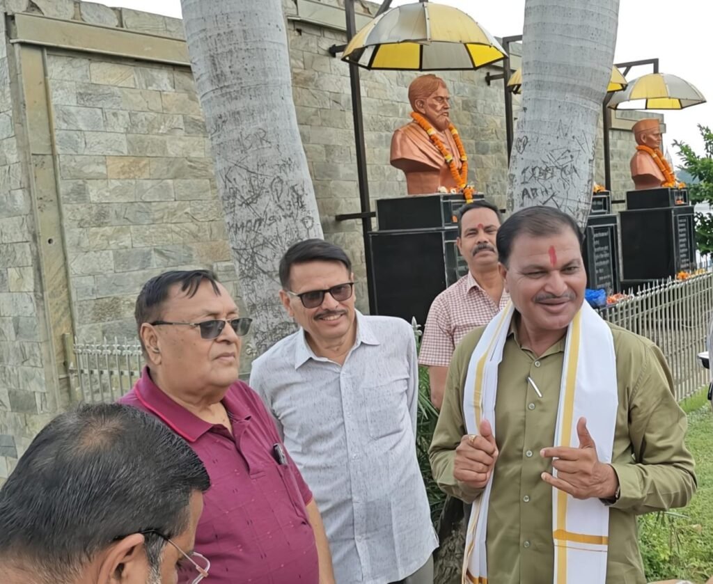 डॉ. बलदेव प्रसाद मिश्र की 127वीं जयंती पर त्रिवेणी परिसर में श्रद्धासुमन अर्पित