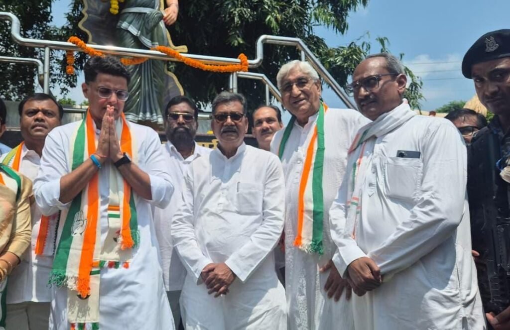 शहीद स्मारक में पुष्पांजलि अर्पित कर छग महतारी को किया नमन