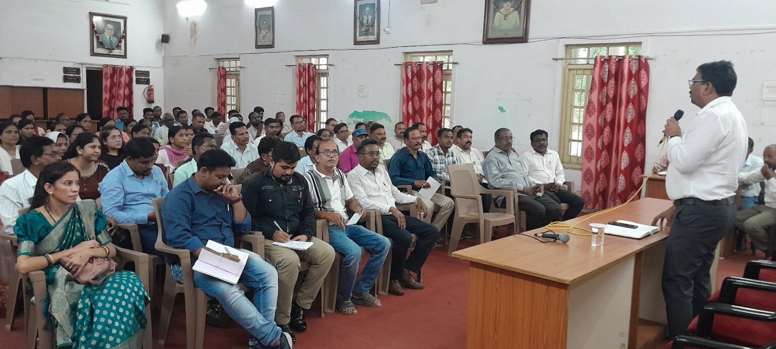 कार्यालयीन अनुशासन और जनसेवा को लेकर नगर निगम आयुक्त अतुल विश्वकर्मा सख्त