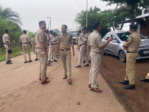अटल आवास में पुलिस का सघन सर्च ऑपरेशन : 60 से ज्यादा मकानों की जांच, संदिग्धों की पहचान के लिए आधार-पैन चेक