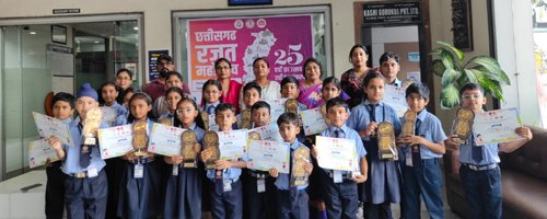 स्कूली बच्चों को मलेरिया, डेंगू रोग से बचाव के संबंध में दी जा रही जानकारी