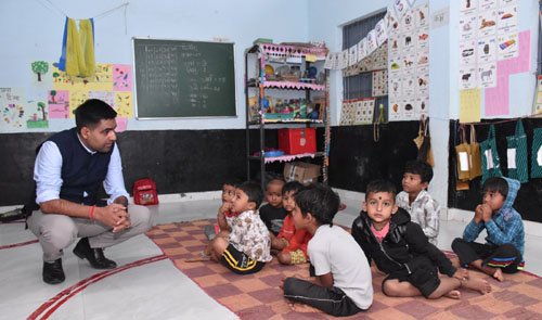 कलेक्टर ने आंगनबाड़ी केन्द्र का किया आकस्मिक निरीक्षण