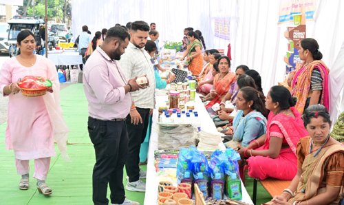 स्वसहायता समूह की महिलाओं द्वारा निर्मित एवं उत्पादित गुणवत्तायुक्त सामग्री का विक्रय सह प्रदर्शनी
