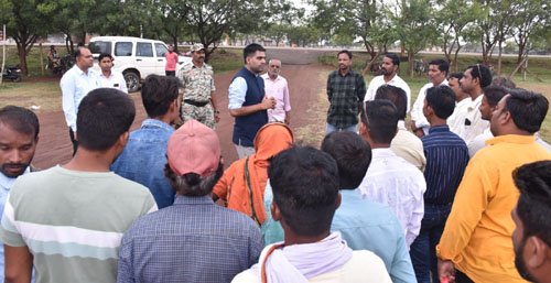 कलेक्टर जितेन्द्र यादव बिना सूचना दिए तहसील कार्यालय घुमका पहुंचे
