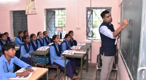 कलेक्टर ने सलोनी स्कूल का किया औचक निरीक्षण, शिक्षा गुणवत्ता को जांचने 10वीं कक्षा के बच्चों के साथ बैठे