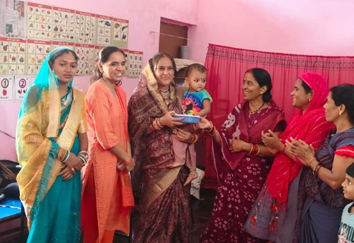 पोषण माह अंतर्गत कन्या भोज आयोजित कर पौष्टिक आहार के महत्व के संबंध में दी गई जानकारी