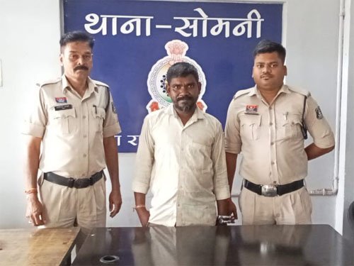 खुटेरी चौक में पुलिस की दबिश, अवैध शराब बेचते युवक को रंगेहाथ पकड़ा