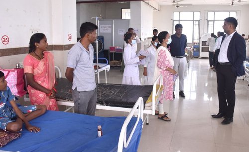 कलेक्टर जितेन्द्र यादव ने जिला चिकित्सालय का किया निरीक्षण