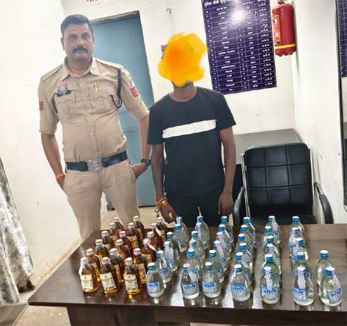 सुकुलदैहान पुलिस ने अवैध शराब बिक्री करने वाले आरोपी को किया गिरफ्तार, ढाबा संचालक फरार