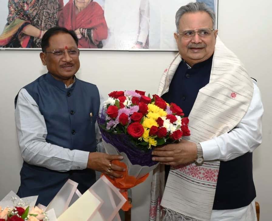 मुख्यमंत्री ने विधानसभा अध्यक्ष को पुष्प-गुच्छ भेंटकर उनके जन्मदिन पर हार्दिक बधाई एवं शुभकामनाएं दी