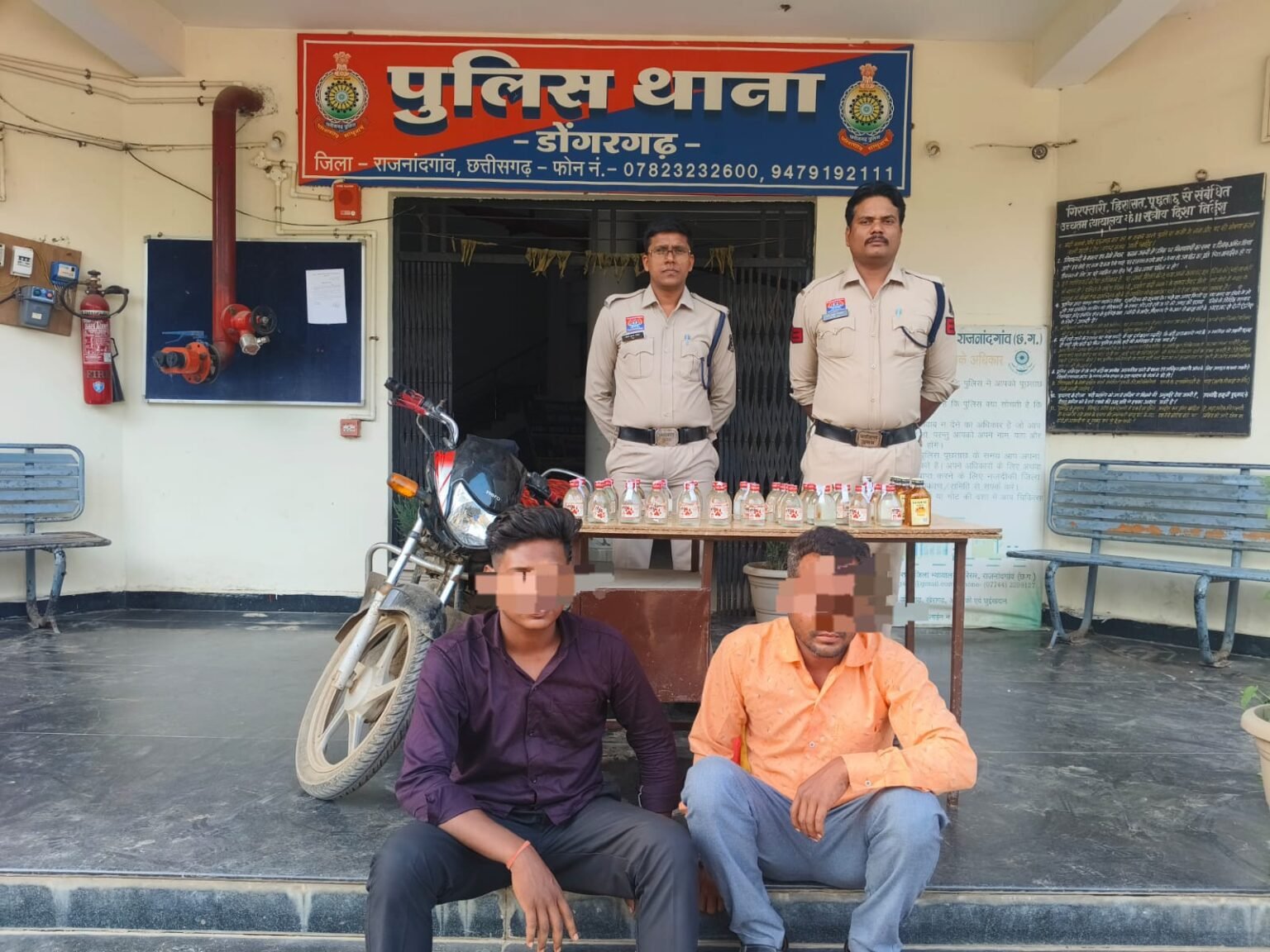 अवैध शराब तस्करी पर पुलिस की बड़ी कार्रवाई : दो गिरफ्तार, मोटरसाइकिल समेत भारी मात्रा में शराब जब्त