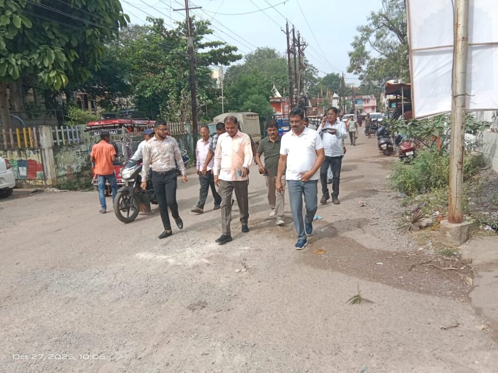महापौर और आयुक्त ने शहर में सफाई का लिया जायजा, हाट बाजार और प्रमुख स्थानों की सफाई को किया जोर