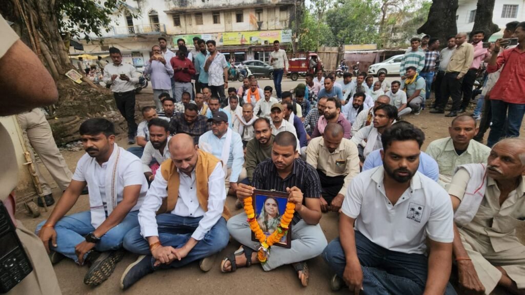 स्वास्थ्य मंत्री का पुतला दहन, निजी अस्पताल की लापरवाही पर भड़का आक्रोश