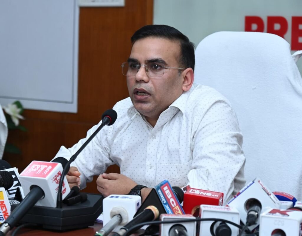 छत्तीसगढ़ में मतदाता सूची के गहन पुनरीक्षण का शुरुआत, राजनीतिक दलों के साथ सीईओ ने की महत्वपूर्ण बैठक तथा विभिन्न मीडिया संस्थानों के साथ प्रेस वार्ता