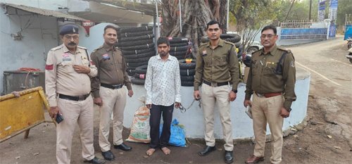 नौकर ने ही मालिक की दुकान से उड़ाए टायर-ट्यूब : पुलिस ने आरोपी को गिरफ्तार कर भेजा जेल