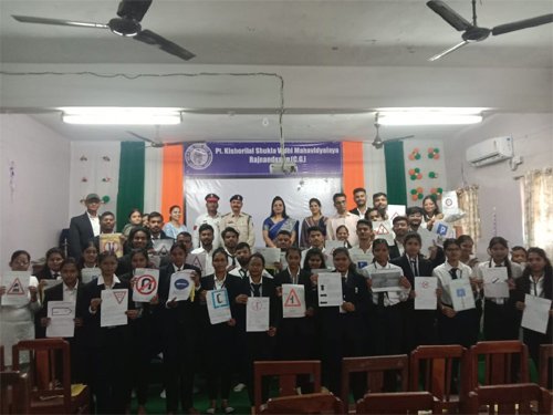 पं. किशोरीलाल शुक्ल विधि महाविद्यालय में यातायात जागरूकता अभियान आयोजित