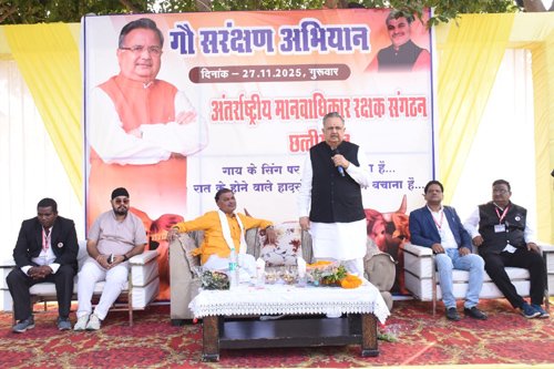 विधानसभा अध्यक्ष डॉ. रमन सिंह ने गौ संरक्षण के लिए मवेशियों के गले एवं सींग में लगाई रेडियम पट्टी