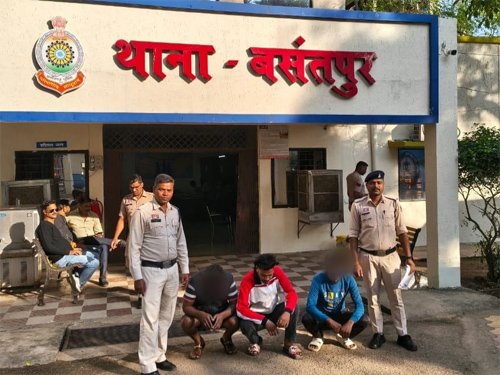 दो वारंटियों समेत तीन आरोपी पुलिस के हत्थे चढ़े